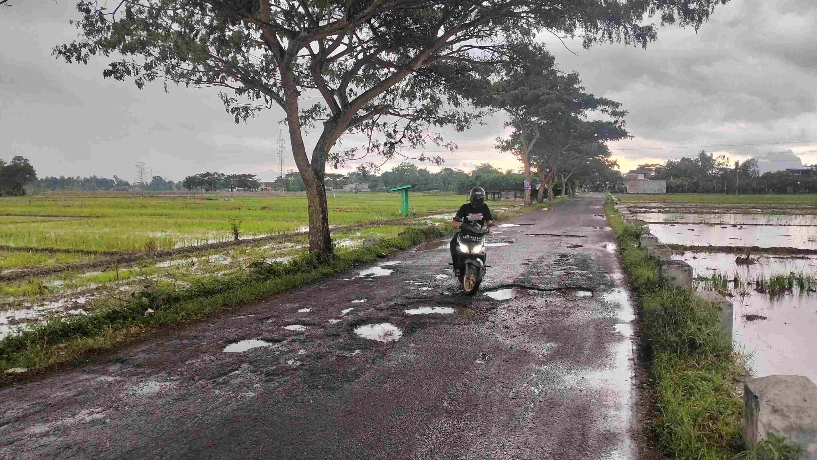 Jalan Rusak Parah di Durenan Trenggalek, Warga Keluhkan Kecelakaan Akibat Lubang